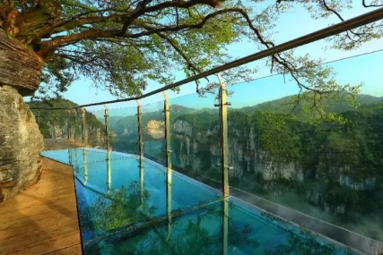 鳳凰古城、晚會(huì)、矮寨大橋、魔鬼玻璃棧道、墨戎苗寨汽車兩日游