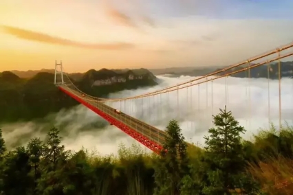 鳳凰古城、晚會(huì)、矮寨大橋、魔鬼玻璃棧道、墨戎苗寨汽車兩日游