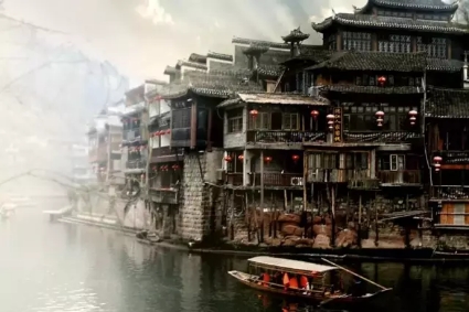 鳳凰古城、晚會(huì)、矮寨大橋、魔鬼玻璃棧道、墨戎苗寨汽車兩日游