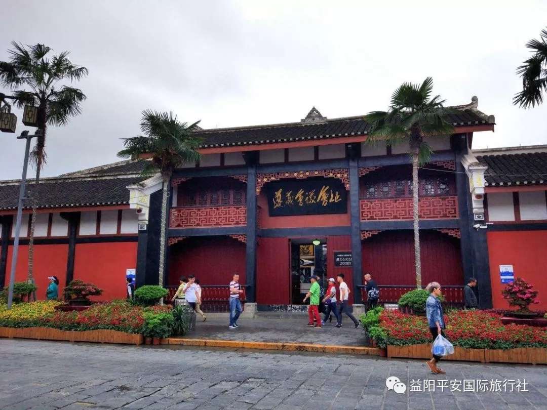 貴州黃果樹大瀑布、梵凈山、西江千戶苗寨、荔波大小七孔、鎮(zhèn)遠古城遵義會議會址、息烽集中營汽車七日游