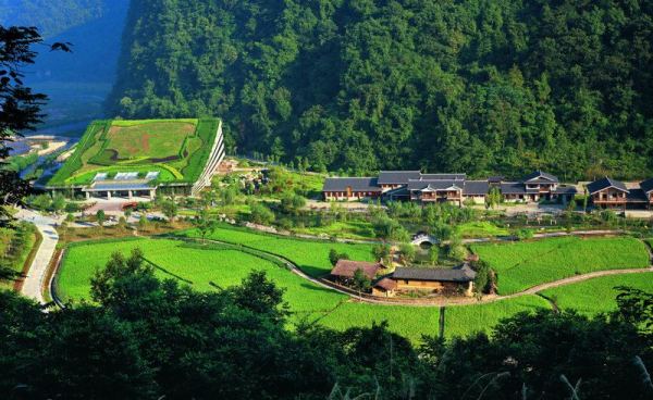 　　D4線：黃龍洞、袁家界、天子山、金鞭溪、夯吾苗寨、鳳凰古城“養(yǎng)心潤(rùn)肺”之旅品質(zhì)純玩3晚4日游