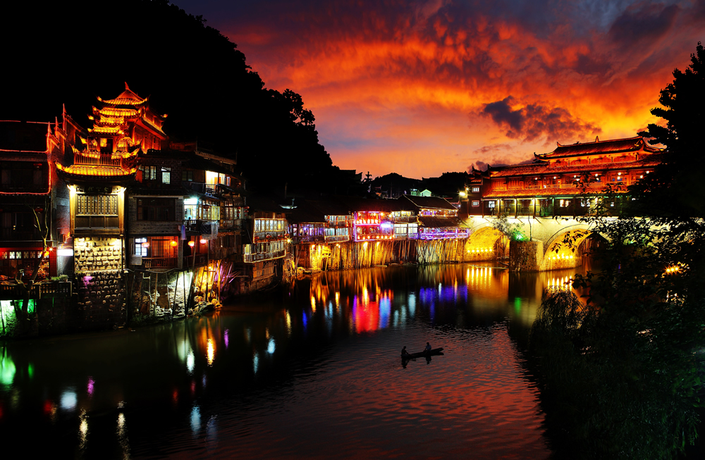 黃龍洞、天門仙山、夯吾苗寨、鳳凰古城“神秘湘西之旅” 品質(zhì)純玩2晚3日游D