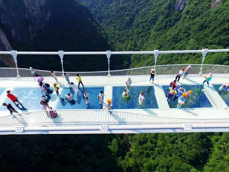 C玻璃橋、天門仙山、夯吾苗寨、鳳凰古城“神秘湘西之旅” 品質(zhì)純玩2晚3日游