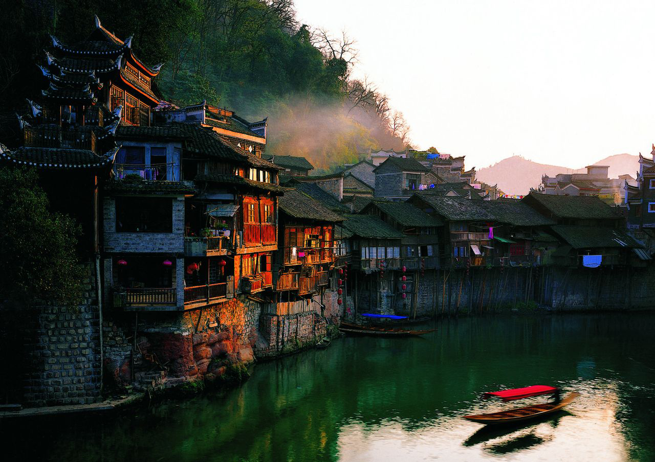 黃龍洞、天門仙山、夯吾苗寨、鳳凰古城“神秘湘西之旅” 品質(zhì)純玩2晚3日游D